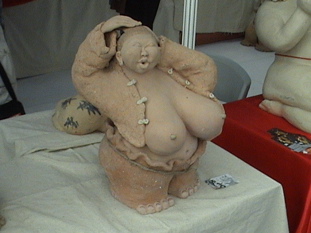 男人抱起女人,在空气中回转