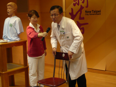 自立晚报 - 汤圆哽塞八秒内恐致命 适时用哈姆立克急救法