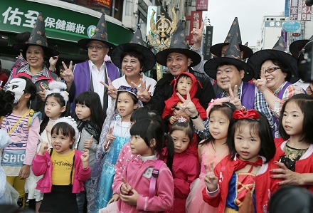 自立晚报 - 万圣节府中商圈登场 侯友宜扮鬼发