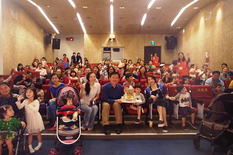 自立晚报 - 婴儿车电影院 看电影吹起「生孕」