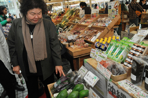 自立晚报 - 陈菊参观日本农夫市集 盼建立都市